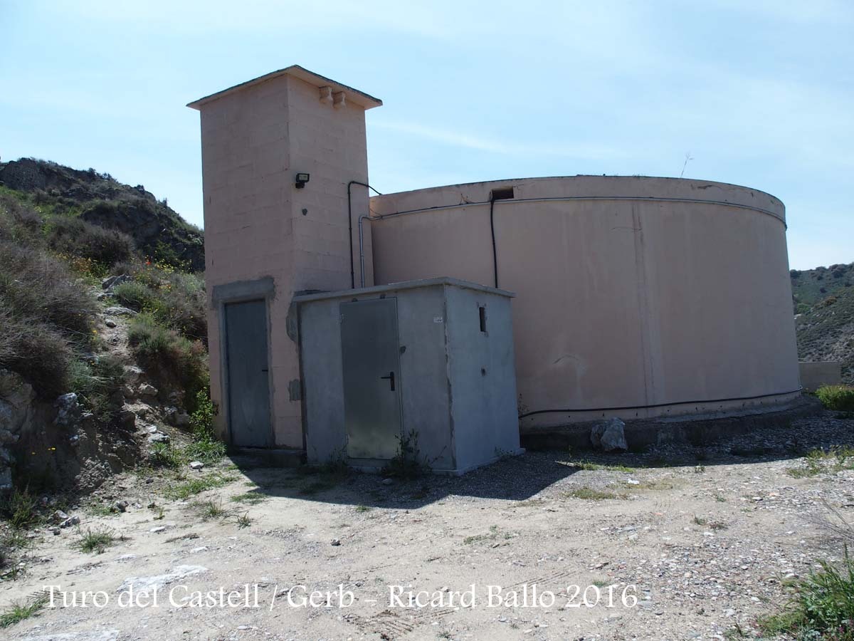 Tossal del castell - Entorn de la Capella de la Verge – Os de Balaguer Dipòsit des d'on, a peu, enfilem la pujada al tossal.