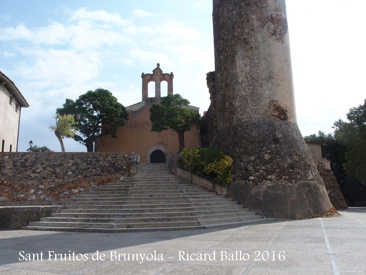 Església de Sant Fruitós – Brunyola - A la dreta, en primer terme, una de les torres del Castell de Brunyola