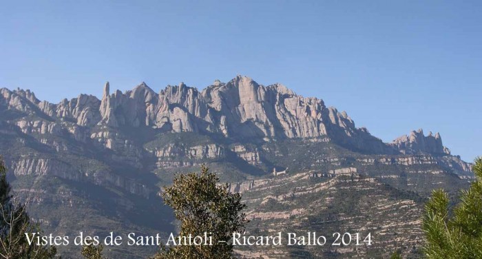 Vistes des del camí d'accés a la capella de Sant Antolí – Monistrol de Montserrat - Al fons la muntanya de Montserrat.