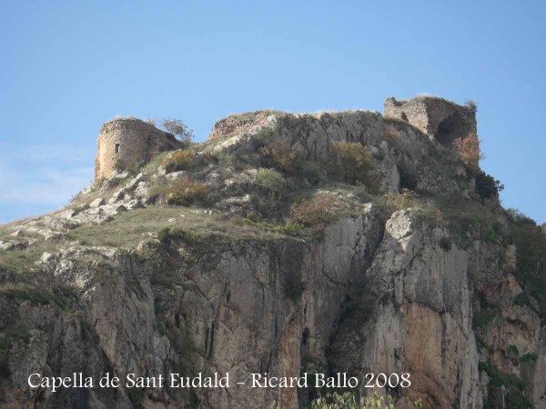 Paratge de Rubió de Sols. A l'esquerra, la capella de Sant Eudald. A la dreta, les restes del Castell de Rubió de Sols.