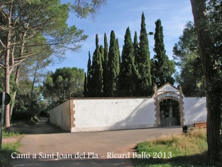 Capella de Sant Joan del Pla – La Palma de Cervelló - Cementiri - Hem de continuar pel camí que es veu a l'esquerra de la fotografia.