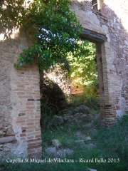 Capella de Sant Miquel de Vilaclara - Una porta d'entrada al conjunt.