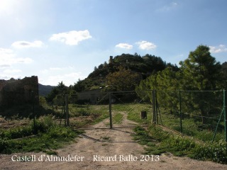 Caseres - Camí cap el Castell d'Almudèfer - Final del recorregut: al davant de la porta d'entrada a la finca.