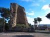 Restes del castell de Banyeres del Penedès - Darrere de la Torre apareix Cal Ventosa, una edificació d'estil noucentista, del segle XX i al fons de la fotografia, l'església parroquial de Santa Eulàlia