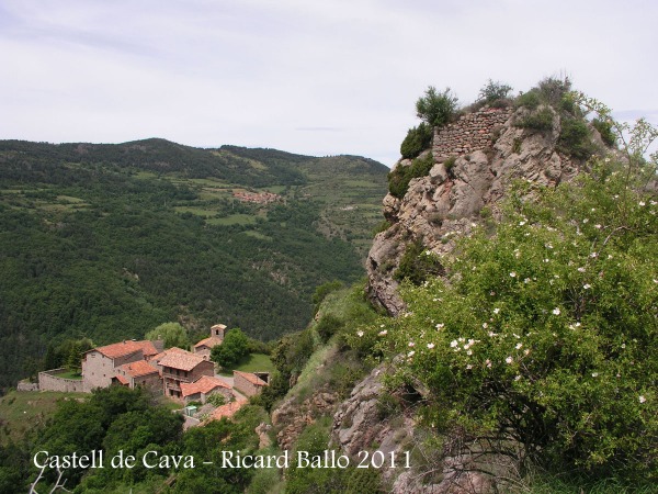 Castell de Cava - Vista de les minses restes del castell.