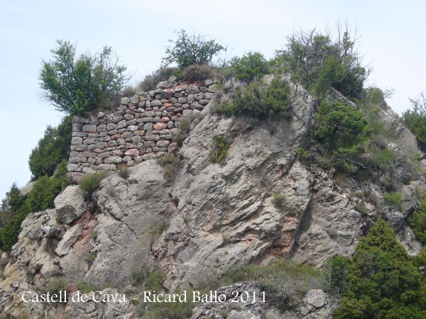 Castell de Cava - Detall de les restes.