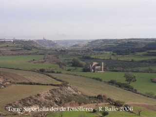 Vistes de la Torre Saportella en primer terme i Cervera al fons, des del castell de Fonolleres.