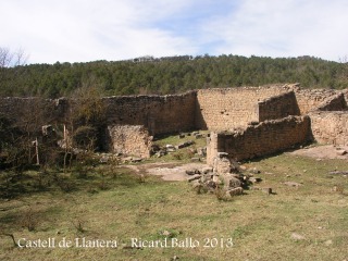 Castell de Llanera - Esquelets d'estances exteriors del castell.