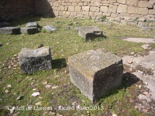 Castell de Llanera - Pedres de bona mida i ben tallades.