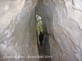 Travessarem el petit túnel que es va excavar per permetre el pas d’una canonada d’aigua