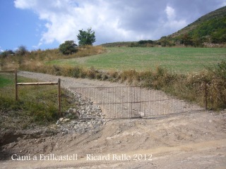 Camí al castell d'Erillcastell - Porta d'accés a la darrera part del recorregut al castell.
