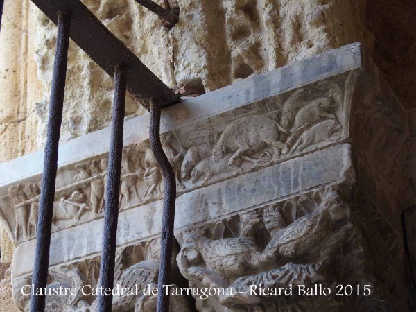 Claustre de la Catedral de Tarragona - Llegenda - Enterrament del gat per les rates - Detall