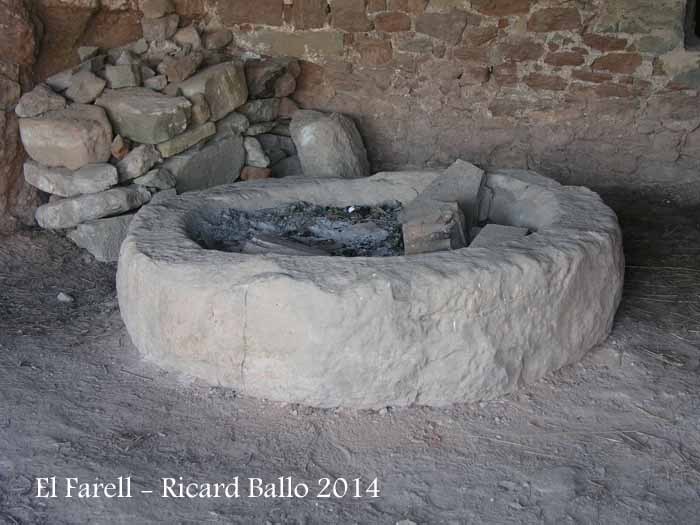 El Farell – Mura - Pedra de molí d'oli.