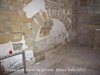 Ermita de Sant Esteve de Ferriols – Bellprat - Un dels dos arcs de mig punt del lateral d'una paret, citat al text.