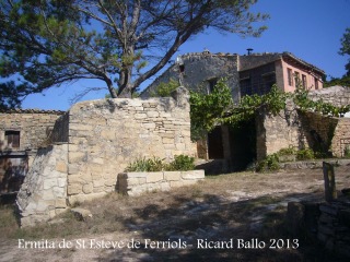 Ermita de Sant Esteve de Ferriols – Bellprat - Mas dels Ferriols, situat al costat de l'ermita.