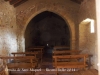 Ermita de Sant Miquel – Aiguamúrcia - Fotografia de l'interior obtinguda introduïnt l'objectiu de la màquina de retratar per un dels petits forats que hi ha a la porta d'entrada.