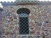 Ermita de Sant Pere Sestronques – Anglès - Finestra d\'arc de ferradura, que es cita al text.