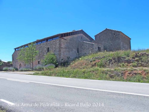 Ermita de Santa Anna de Pedrafita – Rubió, l'edificació situada a la dreta de la fotografia.