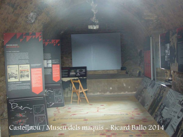 Castellnou de Bages - Museu dels Maquis. Fotografia feta a través d'una petita obertura que hi ha a la porta d'entrada.