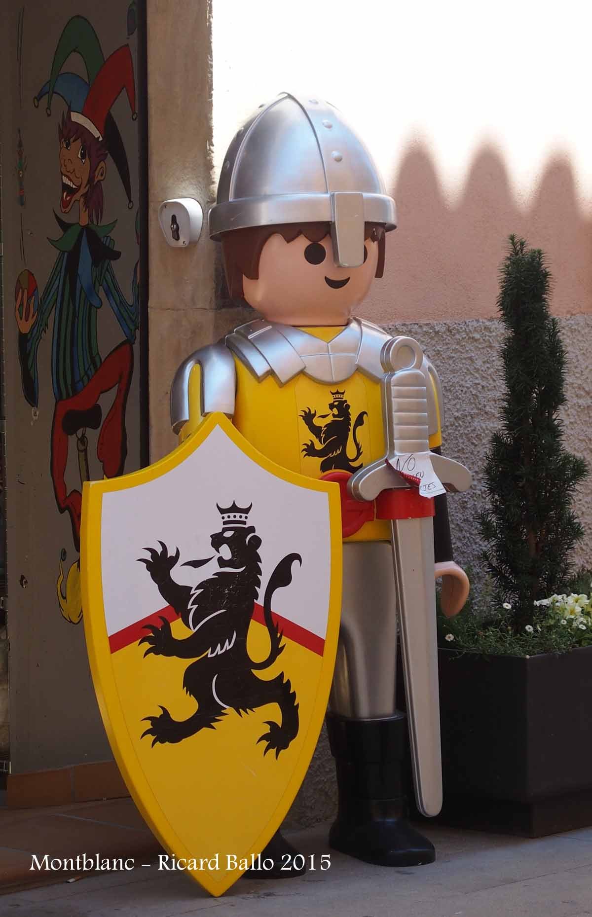 Església de Sant Francesc – Montblanc - Un personatge de Lego, situat al davant de l'aparador d'una botiga, amb motiu de celebrar-se el festival de Lego de Montblanc.