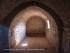 Església de Sant Llorenç dels Porxos – Castellar del Riu - Fotografia de l'interior de la capella, obtinguda introduint l'objectiu de la màquina de fotografiar a través de la petita obertura de la porta d'entrada.