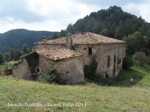 Mas de Boatella – Borredà - En primer terme, la capella privada del mas.
