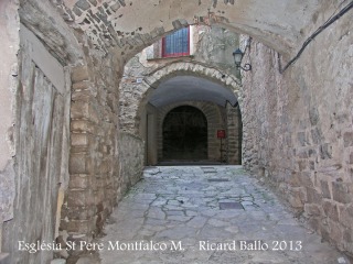 Montfalcó Murallat - Portal d'accés a la porta d'entrada (Al fons) a l'església de Sant Pere.