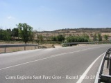 Camí a Sant Pere Gros - Cervera. Vista del lloc on abandonem la carretera L-214 i continuem pel camí de terra que es veu a l'esquerra.