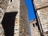 A l'esquerra de la fotografia apareix la torre d'Osor, també coneguda com Torre de la Presó / Torre de Medinacelli / Torre de Recs - A la dreta veiem la torre del campanar de l'Església de Sant Pere – Osor