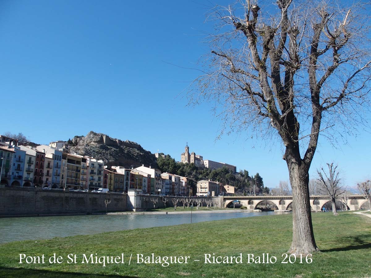 Balaguer - Riu Segre - Al bell mig de la fotografia, al fons, apareix el Santuari del Sant Crist