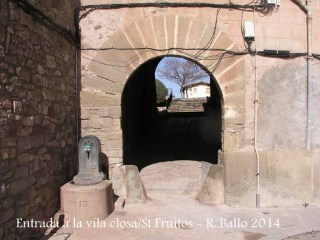 Sant Fruitós de Bages - Porta d'entrada a la vila closa.