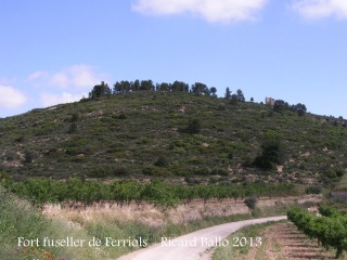 Fort fuseller de Ferriols - Itinerari, camí des de Corbera d'Ebre. La Torre és visible dalt de tot, a la dreta.