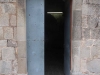 La Pabordia de Caselles – Fonollosa - Aquesta porta es va obrir recentment (Segle XX) per permetre l\'entrada de llum natural a l\'interior de l\'edifici, transformat durant un temps, en escola pública. A la llinda hi ha una data: 1931.