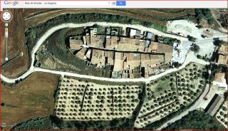 Nucli de Mas de Bondia – Montornès de Segarra - Captura de pantalla de Google Maps. Aquesta vista aèria, permet observar perfectament l'estructura de vila closa.
