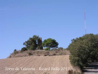 Torre de Talavera - A l'esquerra de la carretera, veurem la torre, mig amagada entre la vegetació.