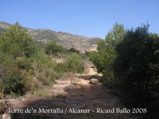 Des de la torre de'n Morralla s'inicia un camí, cap a la Torre de'n Calvo, que apareix al fons de la imatge. Al començar aquest camí, dues voluminoses pedres tanquen l'accés als vehicles a motor.
