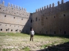 Castell de Montgrí – Torroella de Montgrí - Sota els peus d'aquest visitant, hi ha una cisterna que recull l'aigua de la pluja