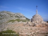 Castell de Montgrí - Torroella de Montgrí - Creu de Santa Caterina. El castell no apareix a la fotografia, doncs està situat a la muntanya de la dreta d'aquesta creu