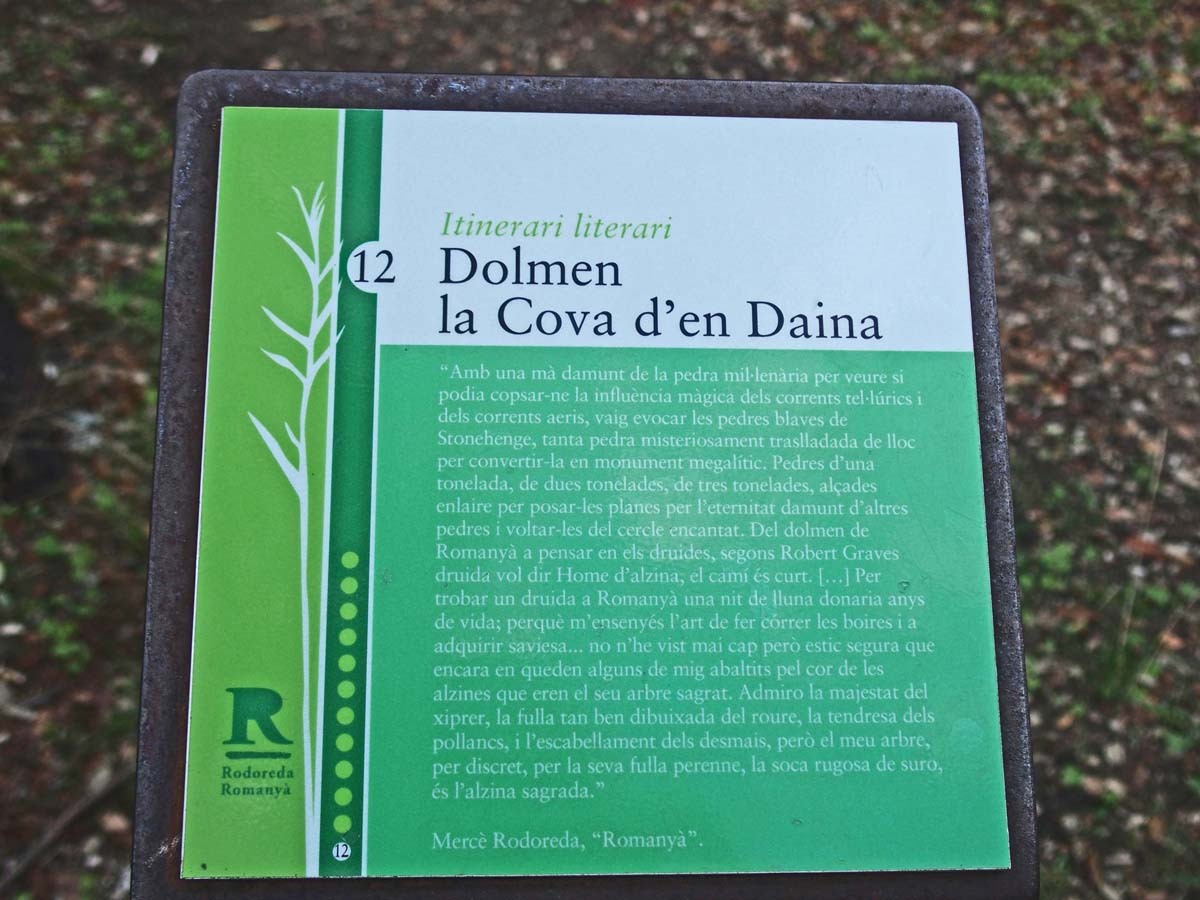 Dolmen de la Cova d’en Daina – Santa Cristina d\'Aro - Plafó informatiu situat al davant de les pedres