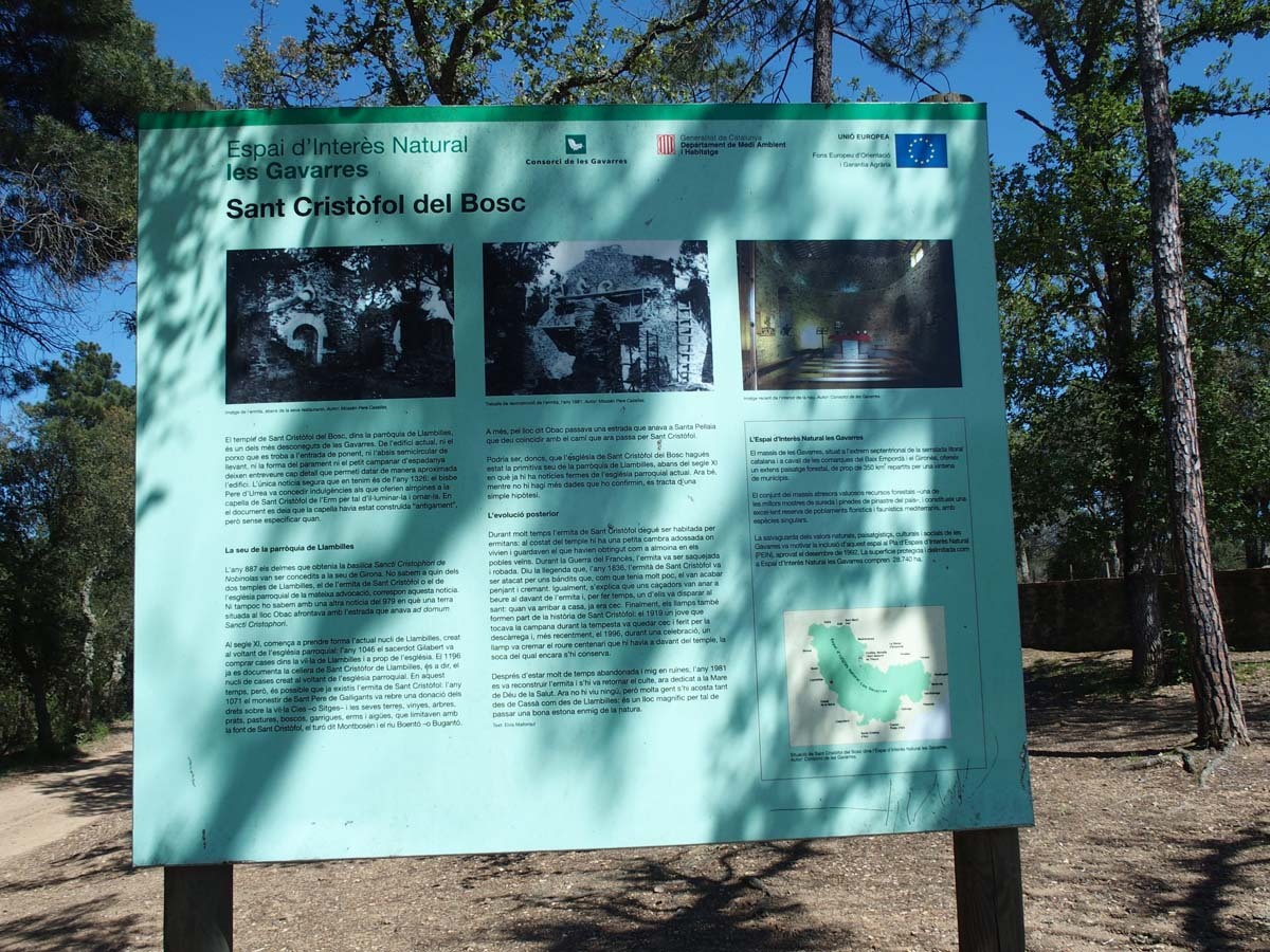 Ermita de Sant Cristòfol del Bosc – Llambilles - Plafó informatiu situat al davant de l\'edificació