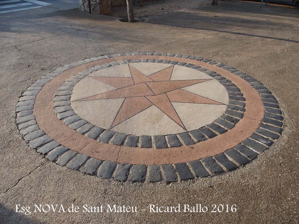 Església NOVA de Sant Mateu – Vall-llobrega - Mosaic situat a la plaça del davant de l'església.