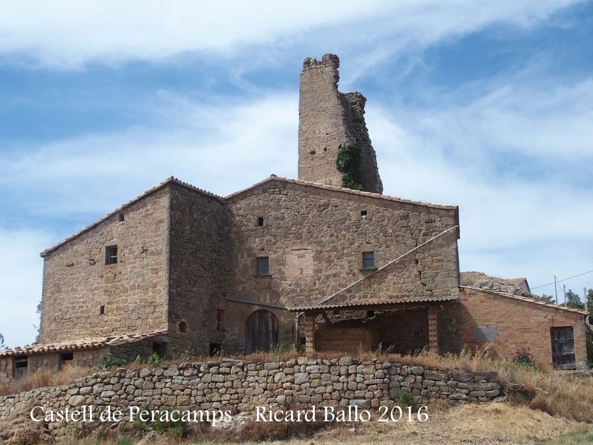 En segon terme apareixen les restes del castell de Peracamps