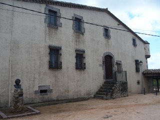 Edificació situada a la vora de l\'Església de Sant Martí de Romanyà – Santa Cristina d\'Aro. Al davant hi ha un bust de Mercè Rodoreda