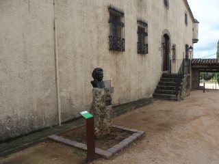 Edificació situada a la vora de l\'Església de Sant Martí de Romanyà – Santa Cristina d\'Aro. Al davant hi ha un bust de Mercè Rodoreda