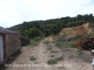 Església de Sant Quirze de la Coma – Llobera " El camí travessa completament el patí de la masia"