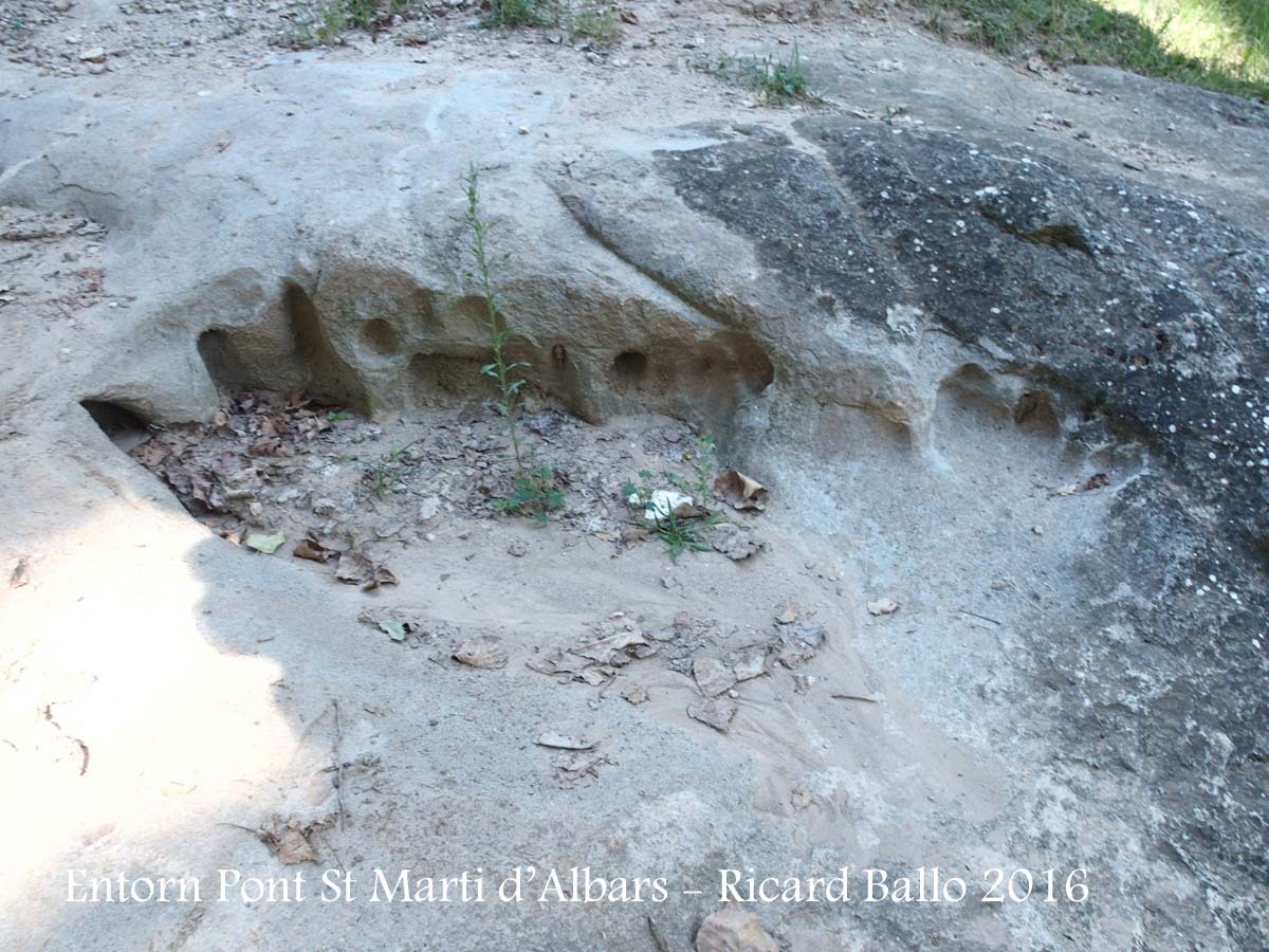 Pont de Sant Martí d'Albars - Entorn - Curioses entalladures a la roca