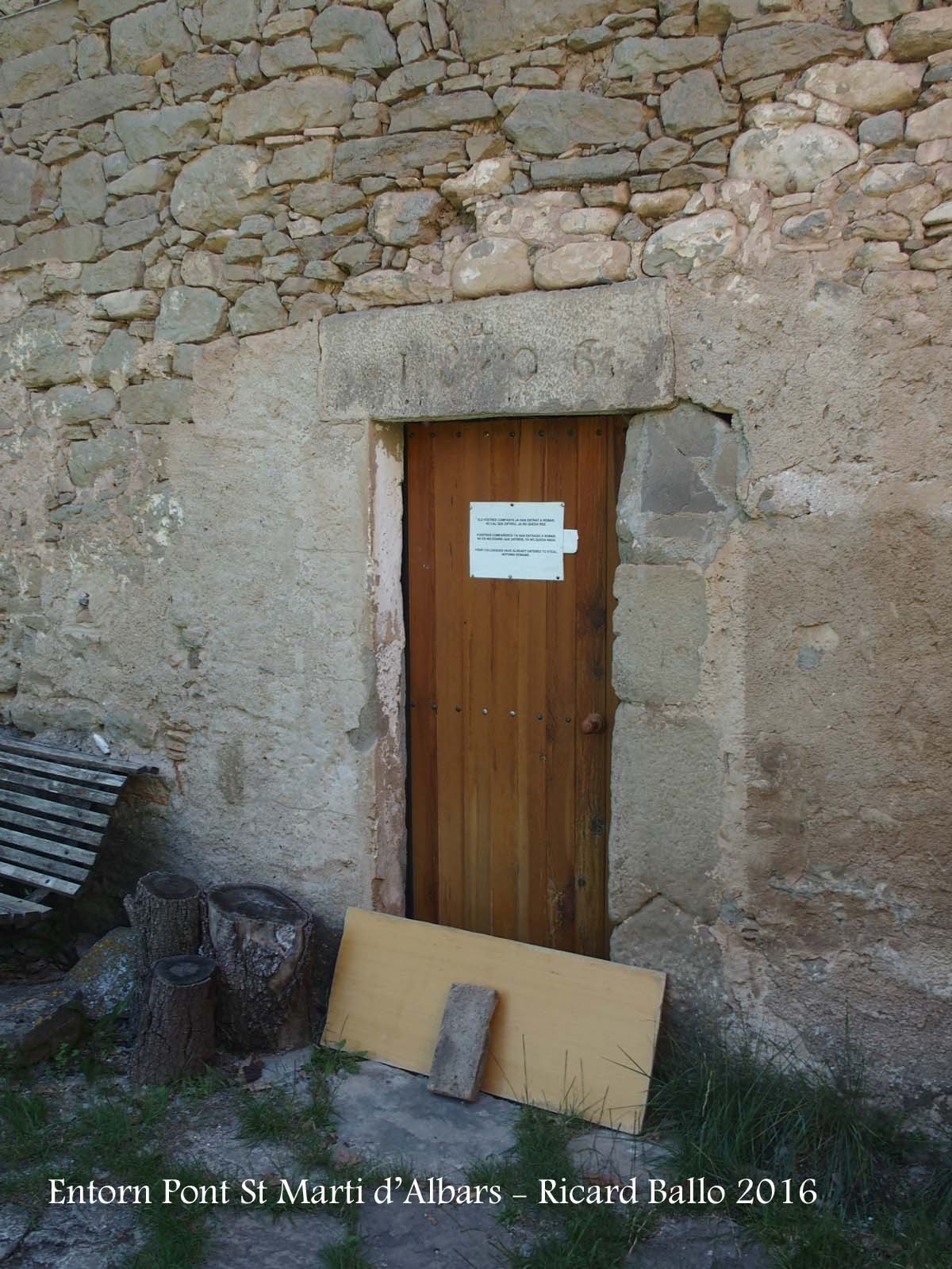 Pont de Sant Martí d'Albars - Entorn - De lluny vàrem veure que hi havia un cartell enganxat en una porta. Ens hi vàrem acostar a veure que hi deia ...