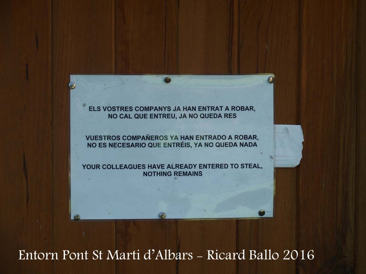 Pont de Sant Martí d'Albars - Entorn - Un missatge directe, àcid, no exempt d'un humor negre, emès en varis idiomes, per que tothom ho entengui), però que a la vegada traspua la tristesa de trobar-se inevitablement amb aquest fets ...