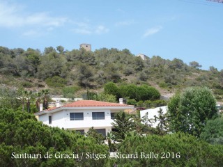 Dalt del turó, a la dreta, apareix el Santuari de Gràcia – Sitges