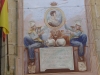 Detall del mural de Ferran VII, que hi ha a la façana, en commemoració de les Corts de Cadis. Si no anem errats en la interpretació del text que hi figura, una mica borrós, diu: Viva Fernado VII - Monarca amado - Que mil y mil años - Vea su enlace - Afortunado